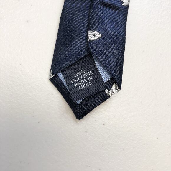 Tommy Hilfiger 100% Silk Necktie Navy Blue Sharks Print 58in Tie - Picture 3 of 5